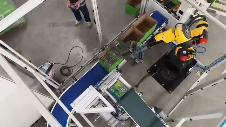 Vista aérea de una línea de producción automatizada por ACCS